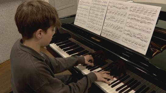 leerling speelt piano